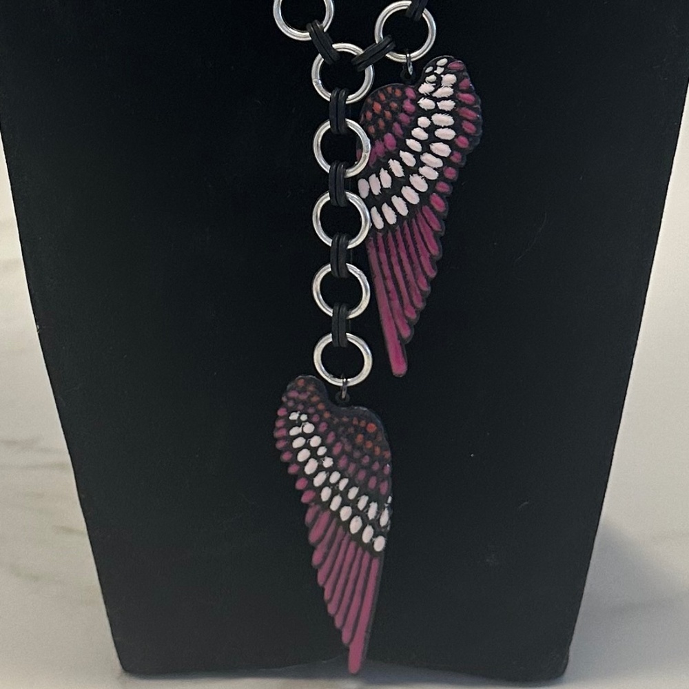TOVA - Edgy Antique Pink and Silver Wing Pendant Statement Necklace - Picture 5 of 14